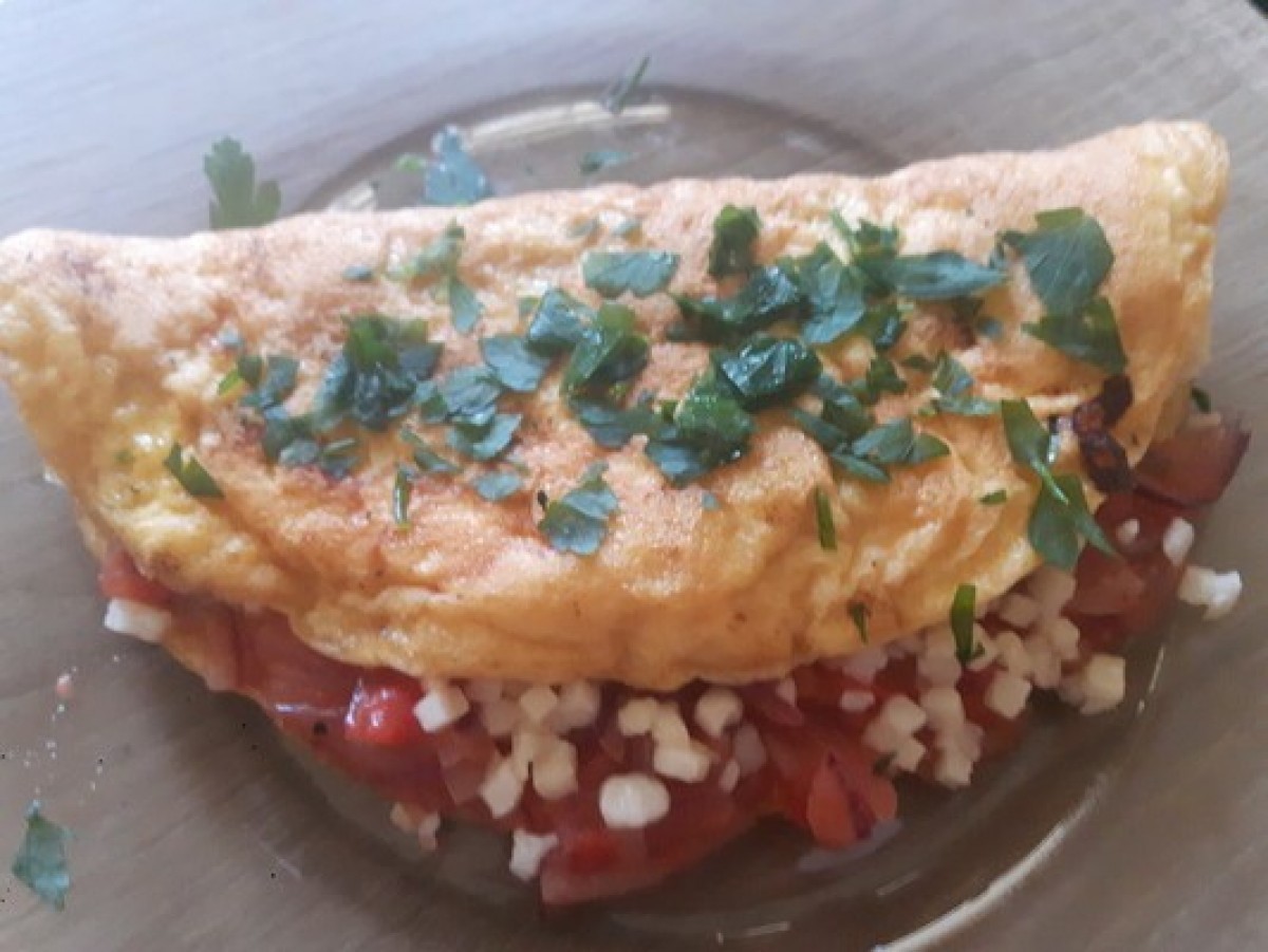 Przepis na Omlet z pomidorem i cebulą