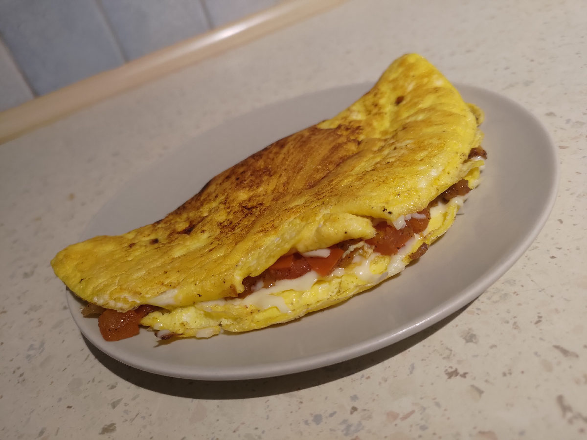 Przepis na Omlet z pomidorem i cebulą