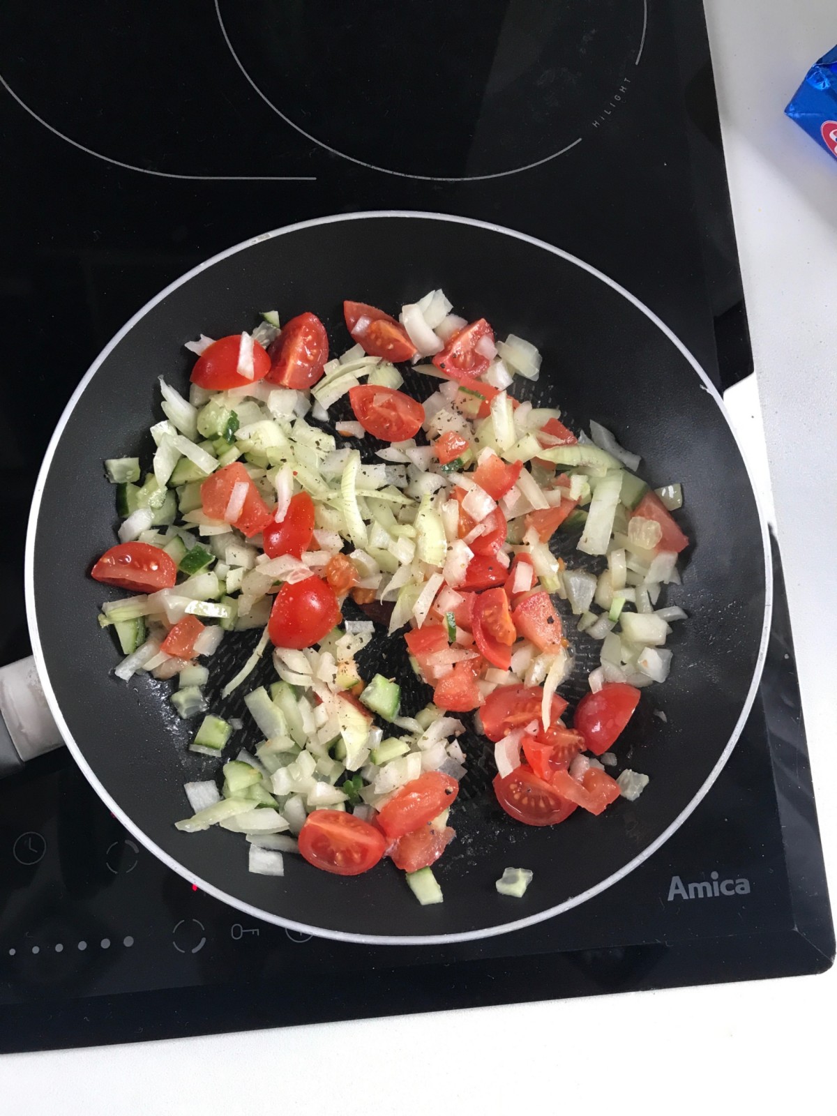 Przepis na Omlet z pomidorem i cebulą