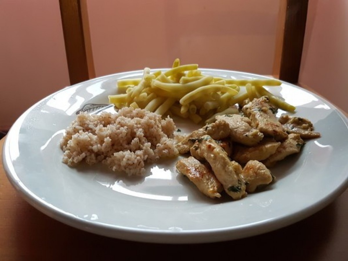 Przepis na Pierś z kurczaka w musztardzie z kaszą i fasolką szparagową