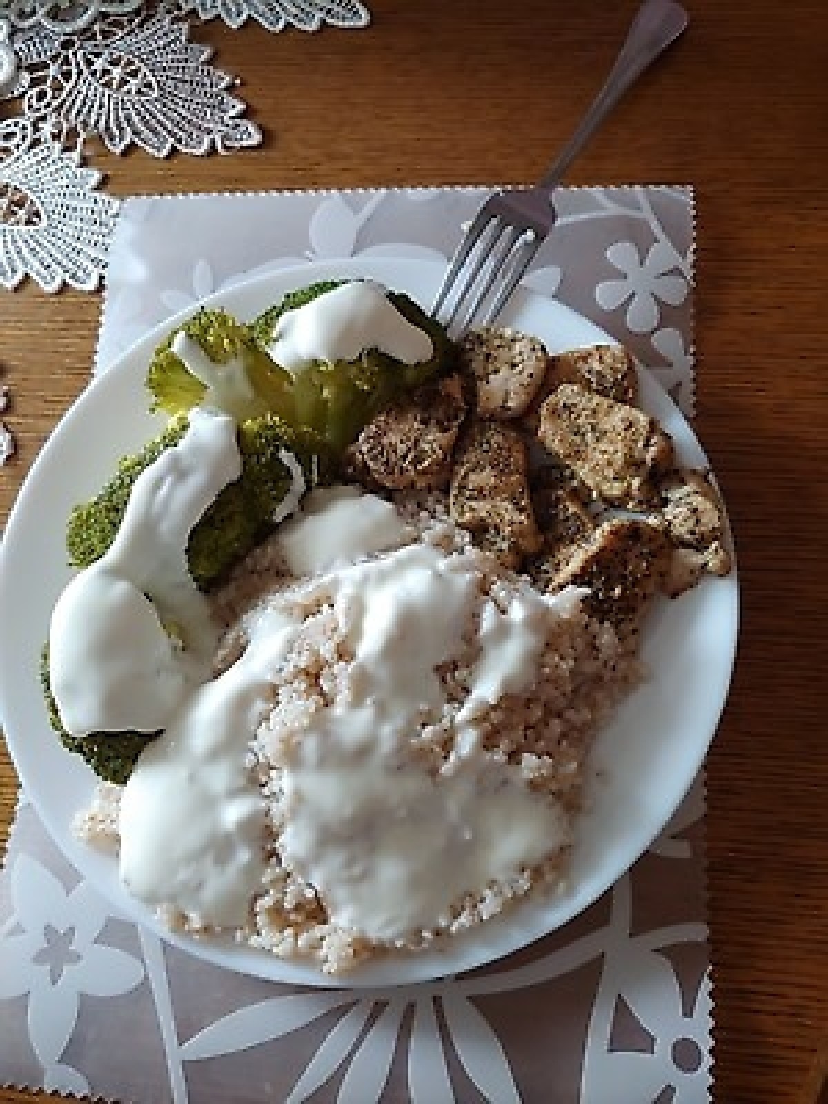 Przepis na Kurczak w sosie jogurtowym z brokułami i kaszą