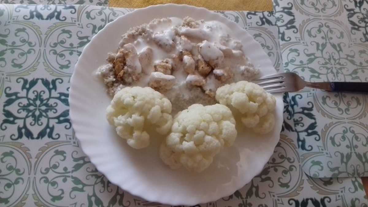 Przepis na Kurczak w sosie jogurtowym z brokułami i kaszą