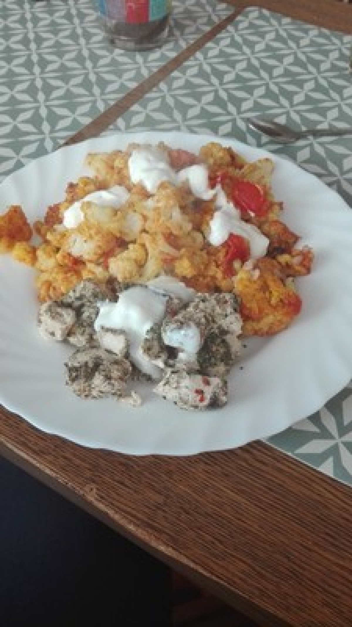 Przepis na Kurczak w sosie jogurtowym z brokułami i kaszą
