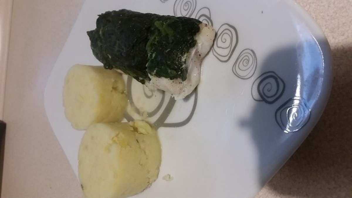 Przepis na Roladki rybne ze szpinakiem gotowane na parze z ziemniakami