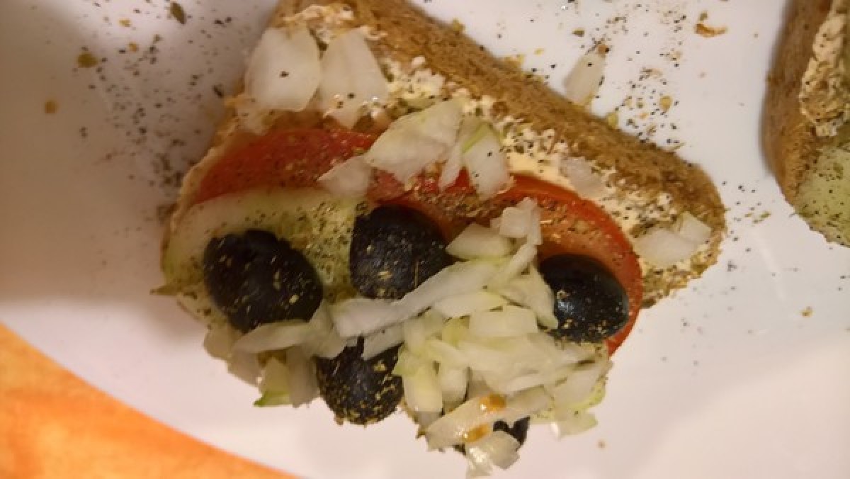 Przepis na Kanapka warzywna z oliwkami