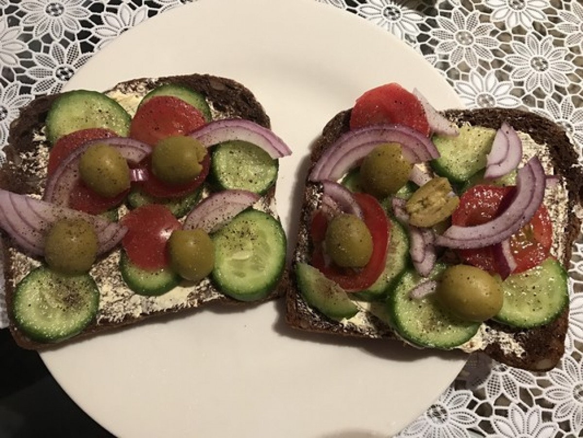 Przepis na Kanapka warzywna z oliwkami