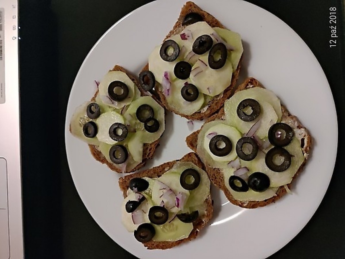 Przepis na Kanapka warzywna z oliwkami