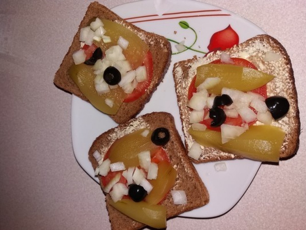Przepis na Kanapka warzywna z oliwkami