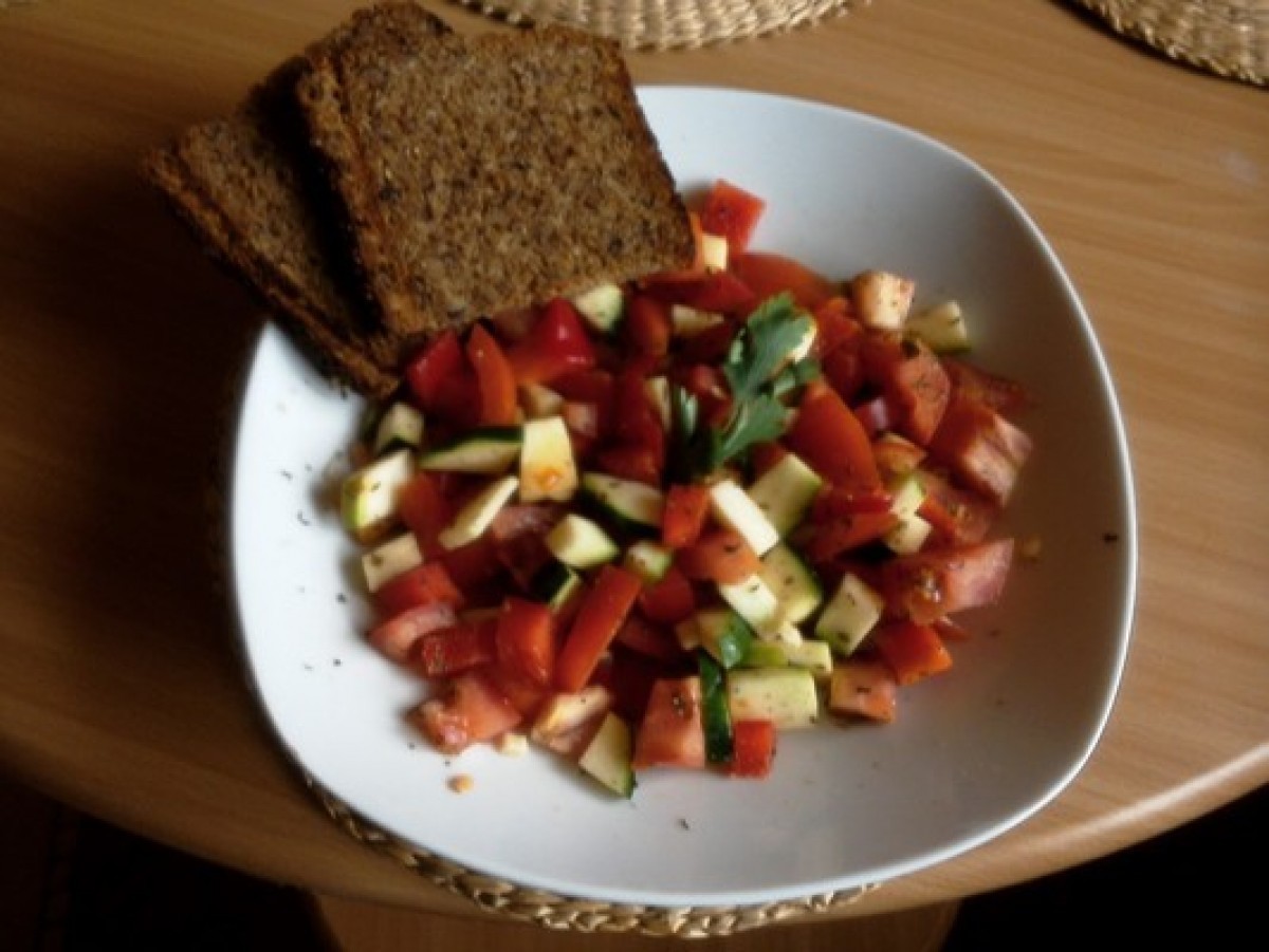 Przepis na Grzanki z pomidorem, papryką i cukinią