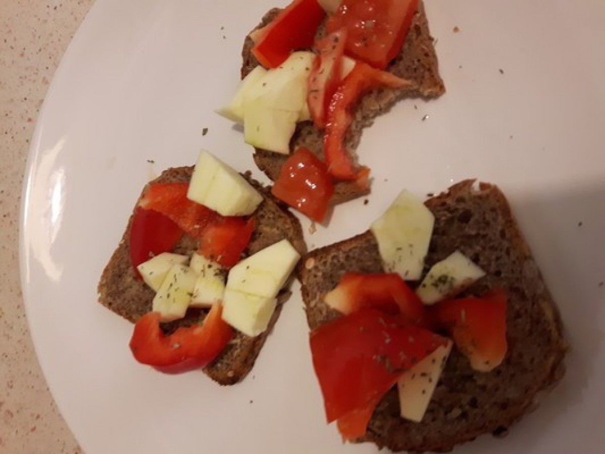 Przepis na Grzanki z pomidorem, papryką i cukinią