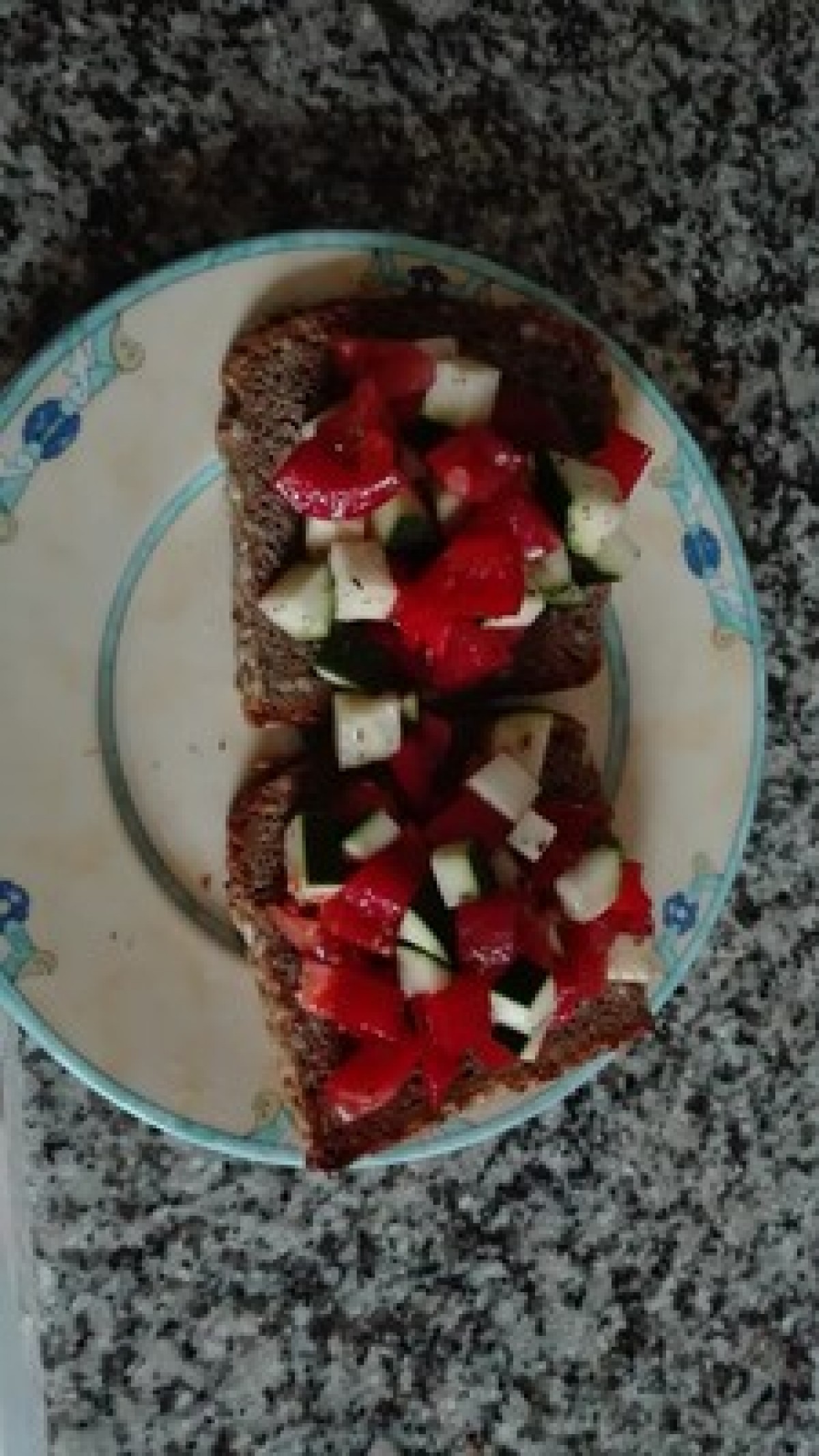 Przepis na Grzanki z pomidorem, papryką i cukinią