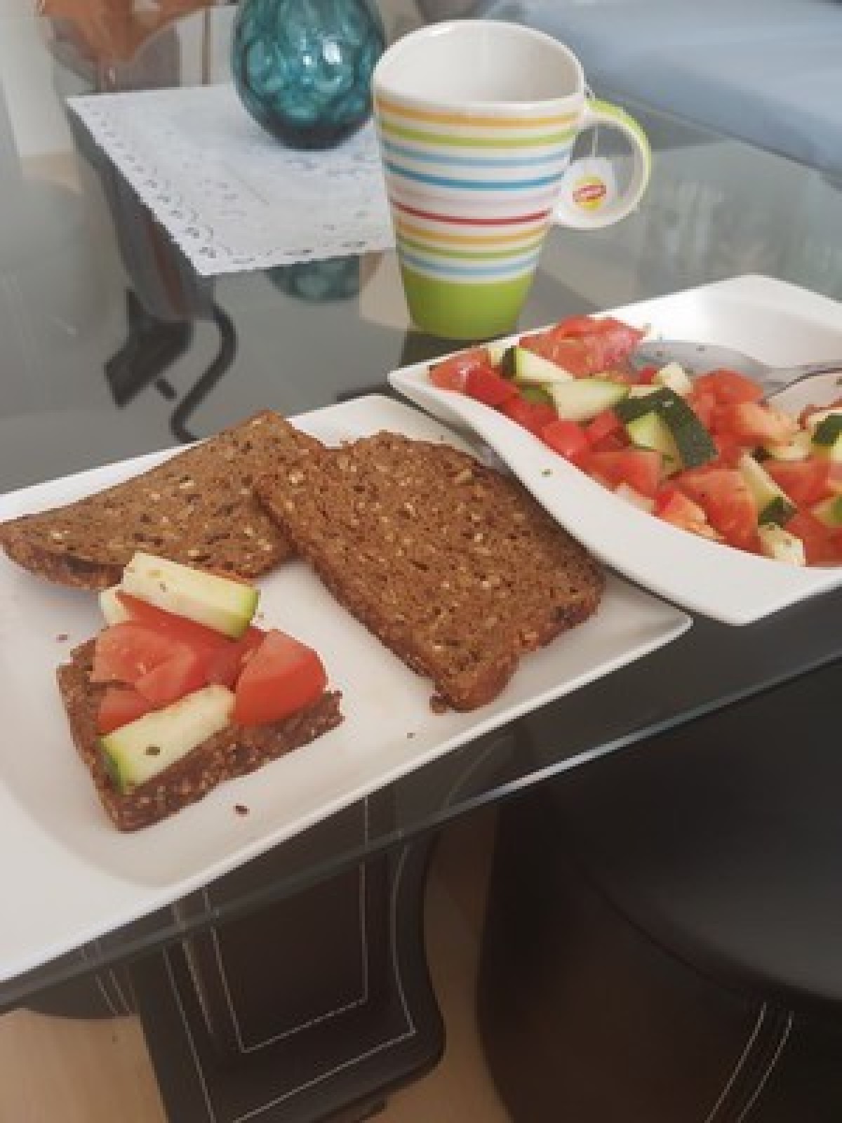 Przepis na Grzanki z pomidorem, papryką i cukinią