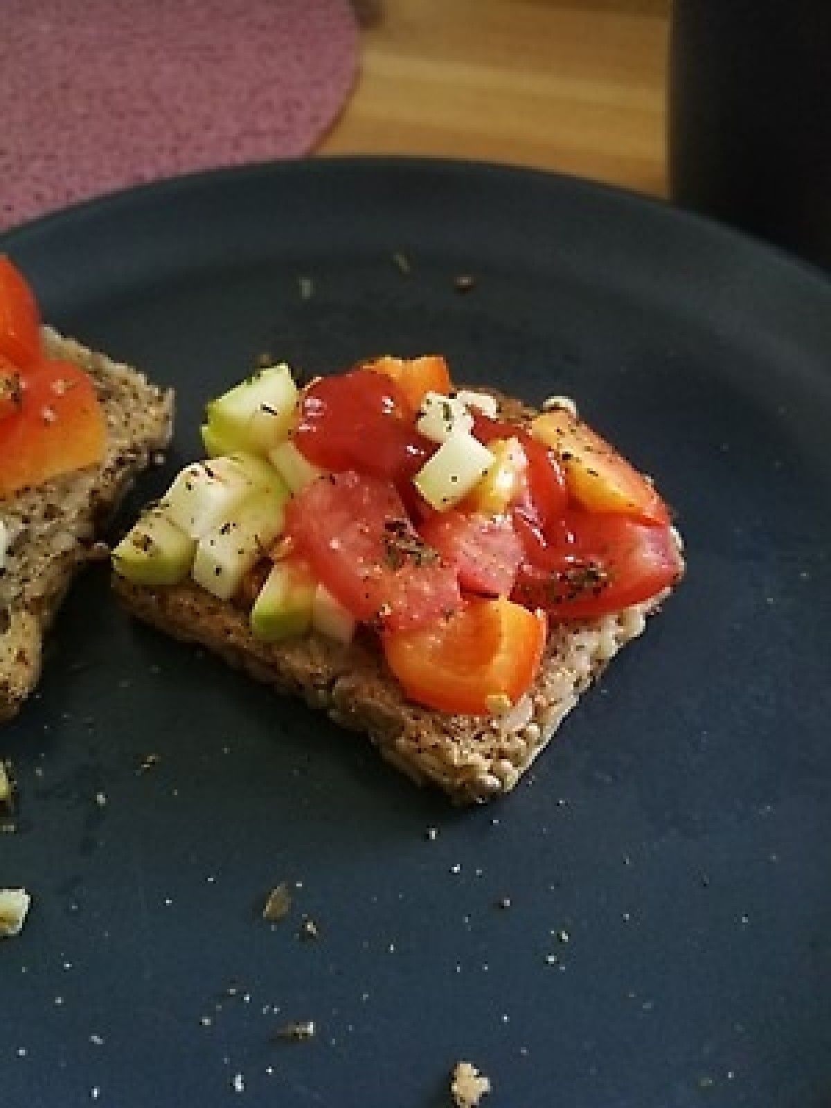 Przepis na Grzanki z pomidorem, papryką i cukinią