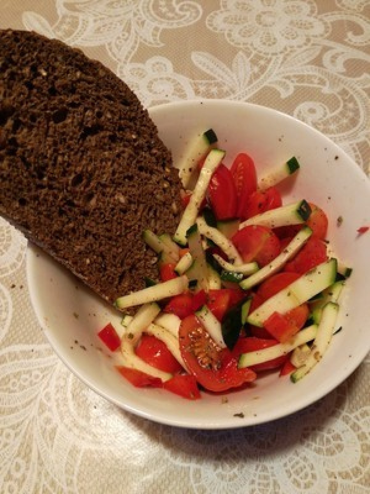 Przepis na Grzanki z pomidorem, papryką i cukinią