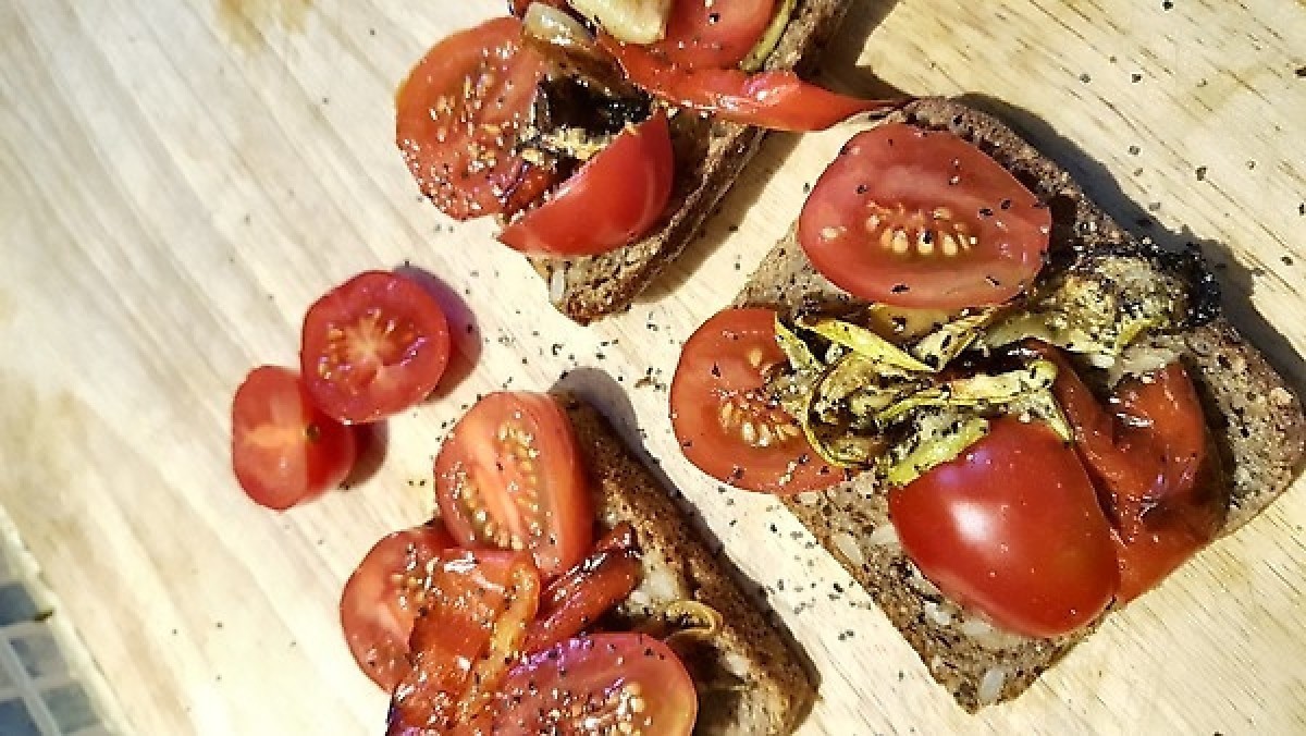Przepis na Grzanki z pomidorem, papryką i cukinią