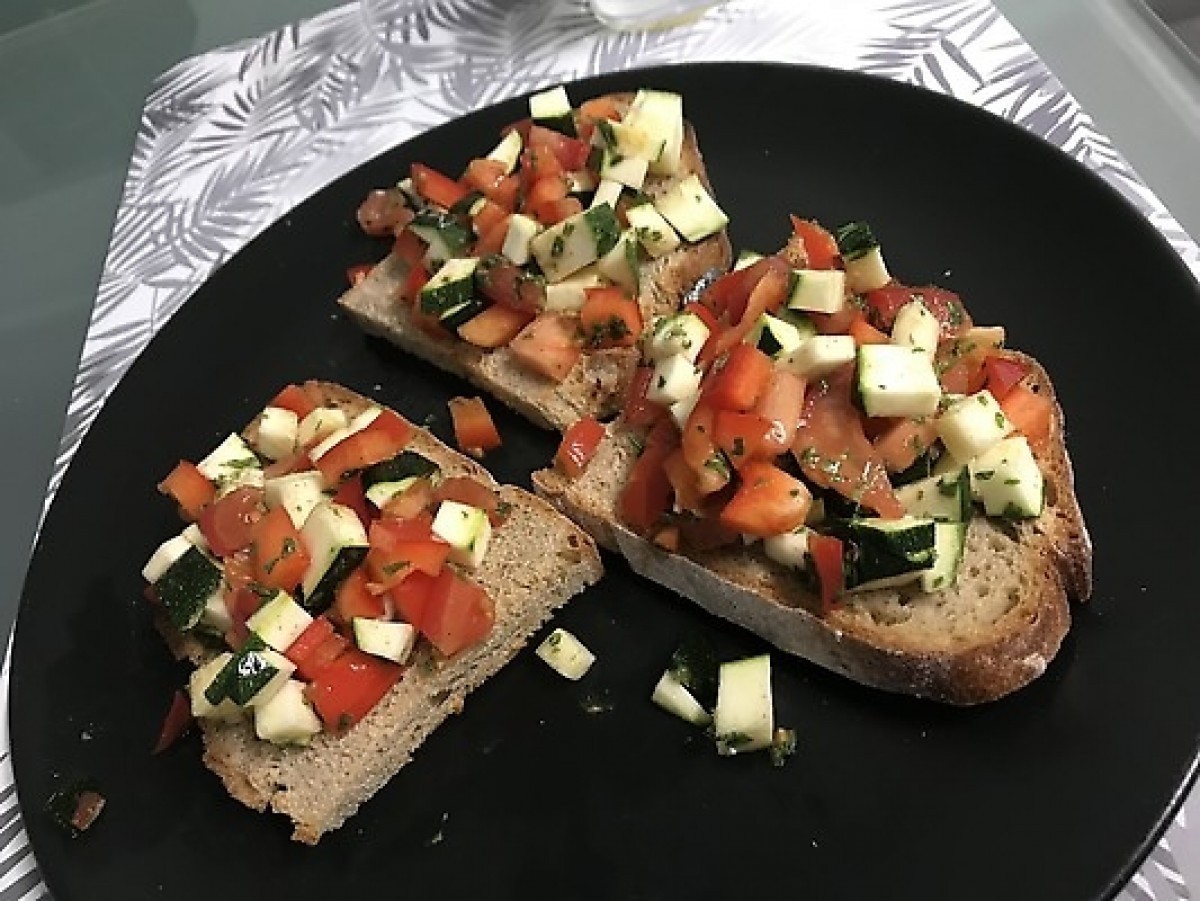 Przepis na Grzanki z pomidorem, papryką i cukinią