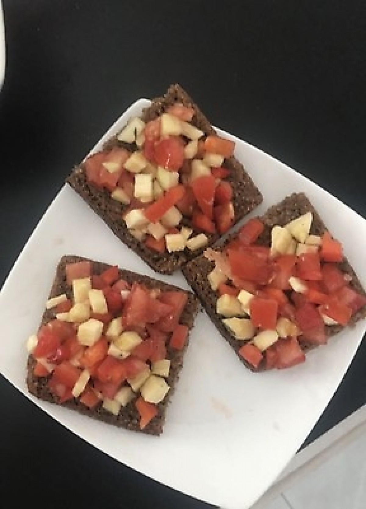 Przepis na Grzanki z pomidorem, papryką i cukinią