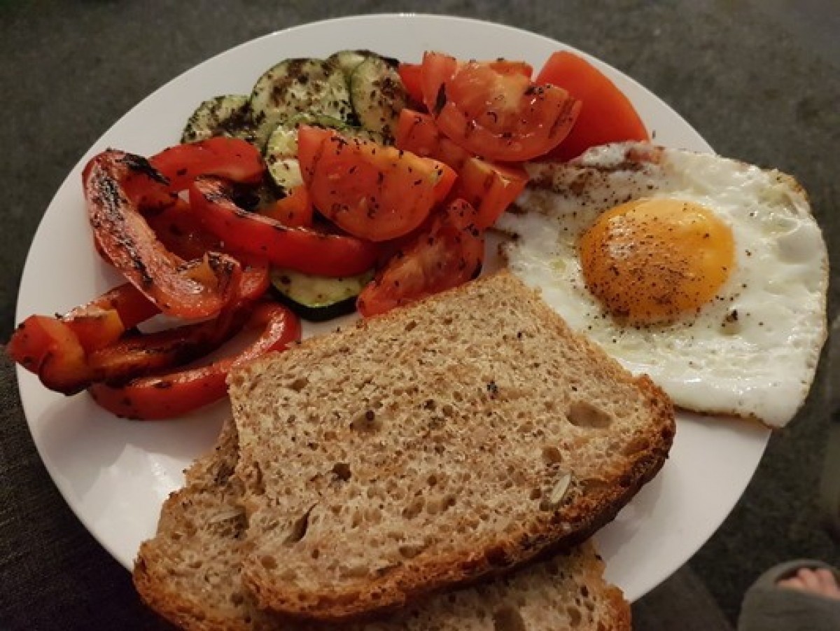 Przepis na Grzanki z pomidorem, papryką i cukinią