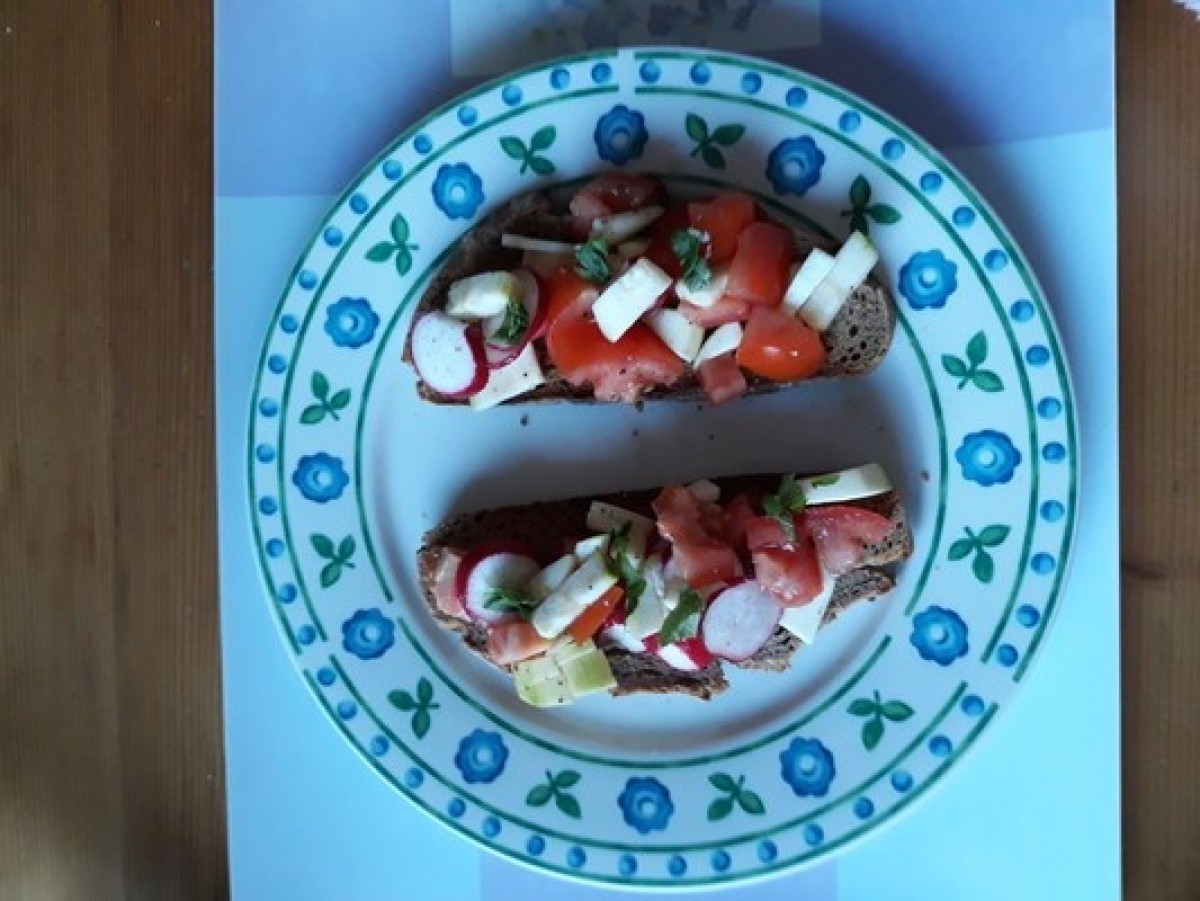 Przepis na Grzanki z pomidorem, papryką i cukinią