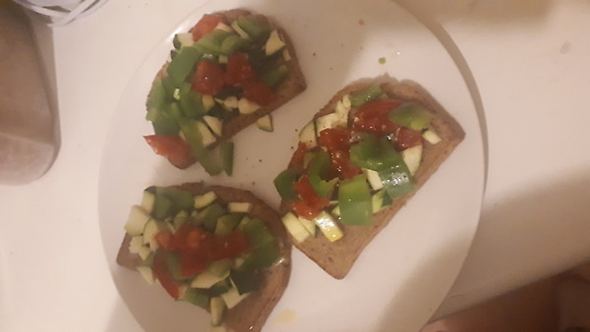 Przepis na Grzanki z pomidorem, papryką i cukinią