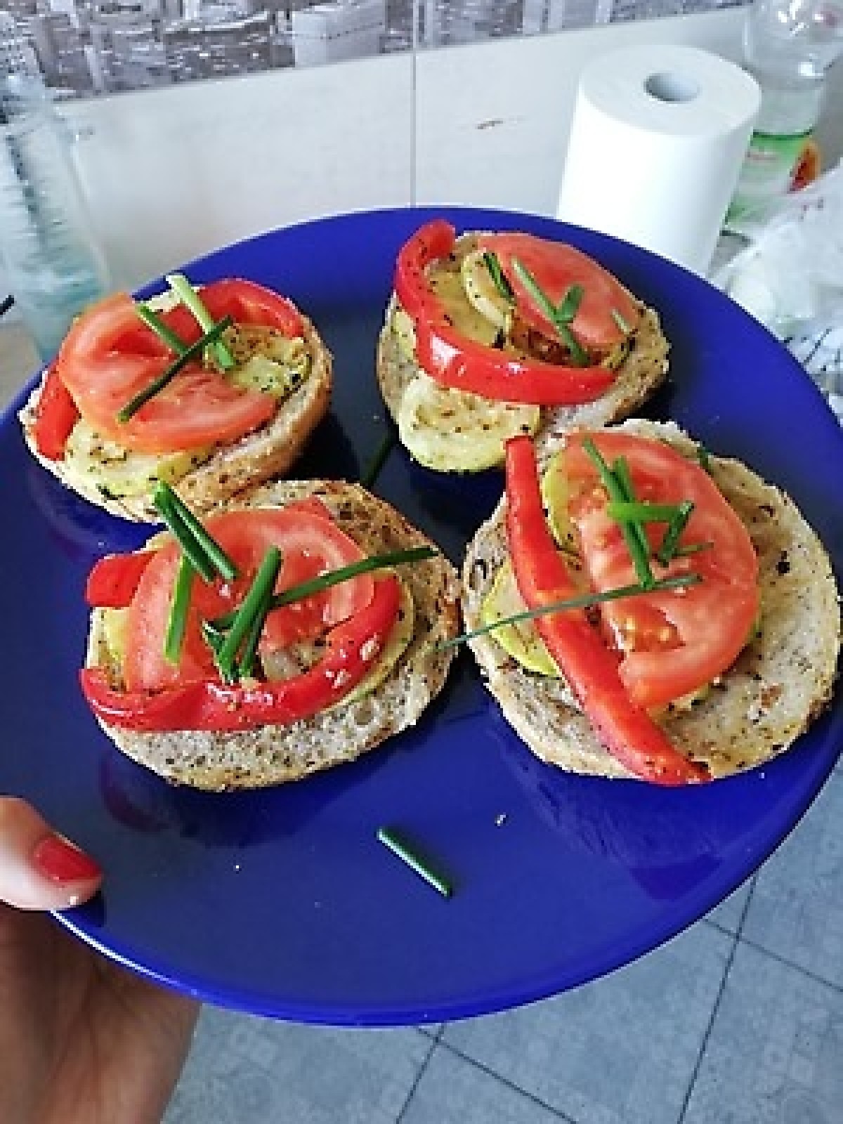 Przepis na Grzanki z pomidorem, papryką i cukinią