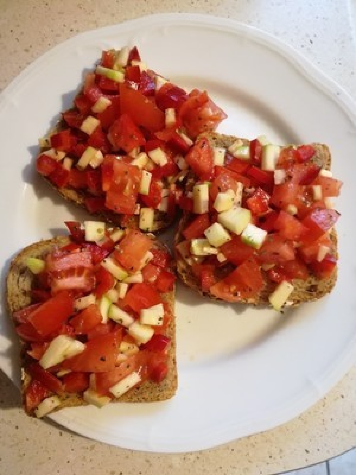 Przepis na Grzanki z pomidorem, papryką i cukinią
