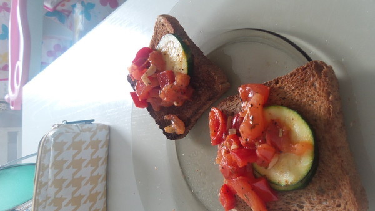 Przepis na Grzanki z pomidorem, papryką i cukinią