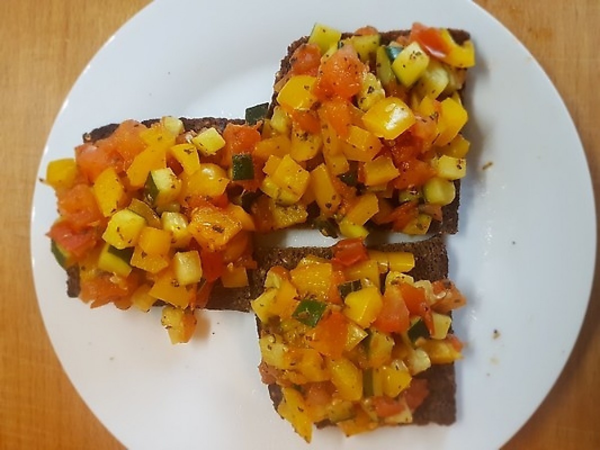 Przepis na Grzanki z pomidorem, papryką i cukinią