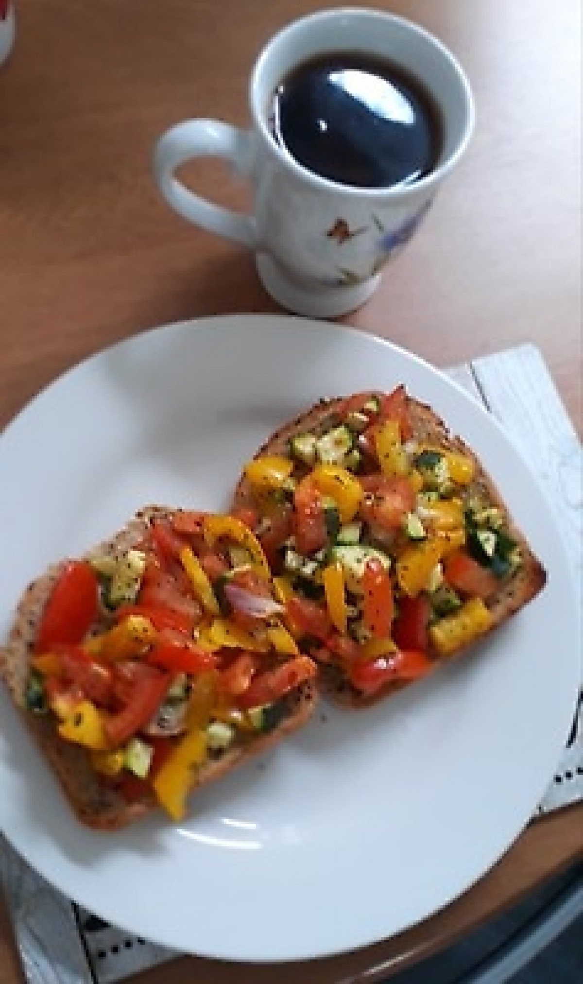Przepis na Grzanki z pomidorem, papryką i cukinią