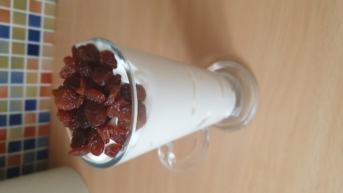 Przepis na Jogurt z rodzynkami
