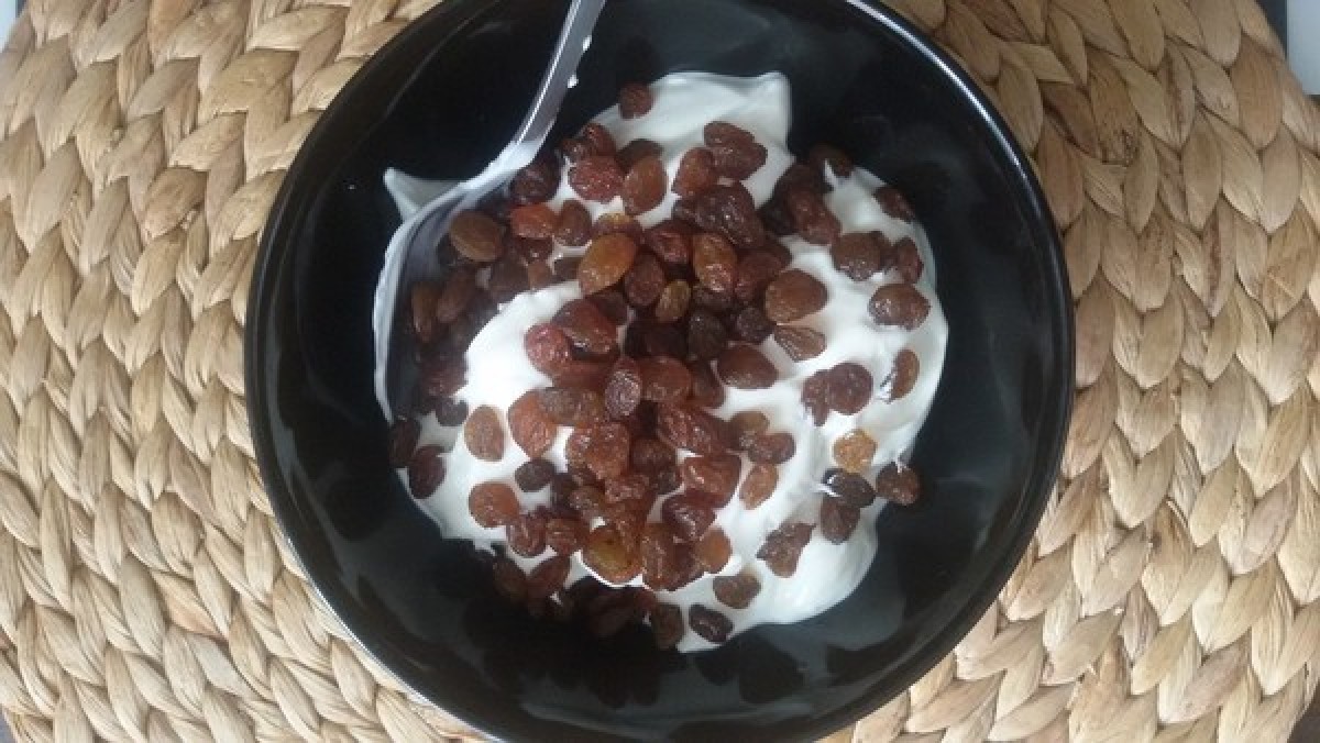 Przepis na Jogurt z rodzynkami