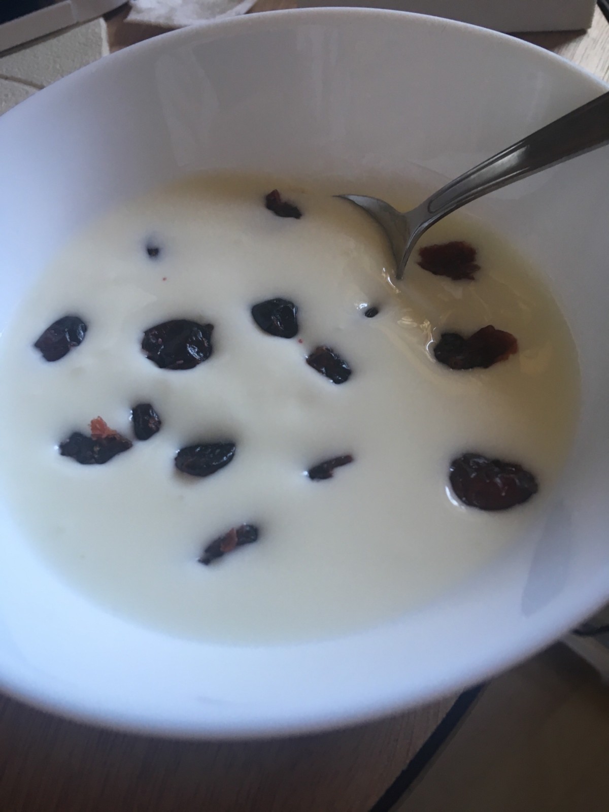 Przepis na Jogurt z rodzynkami