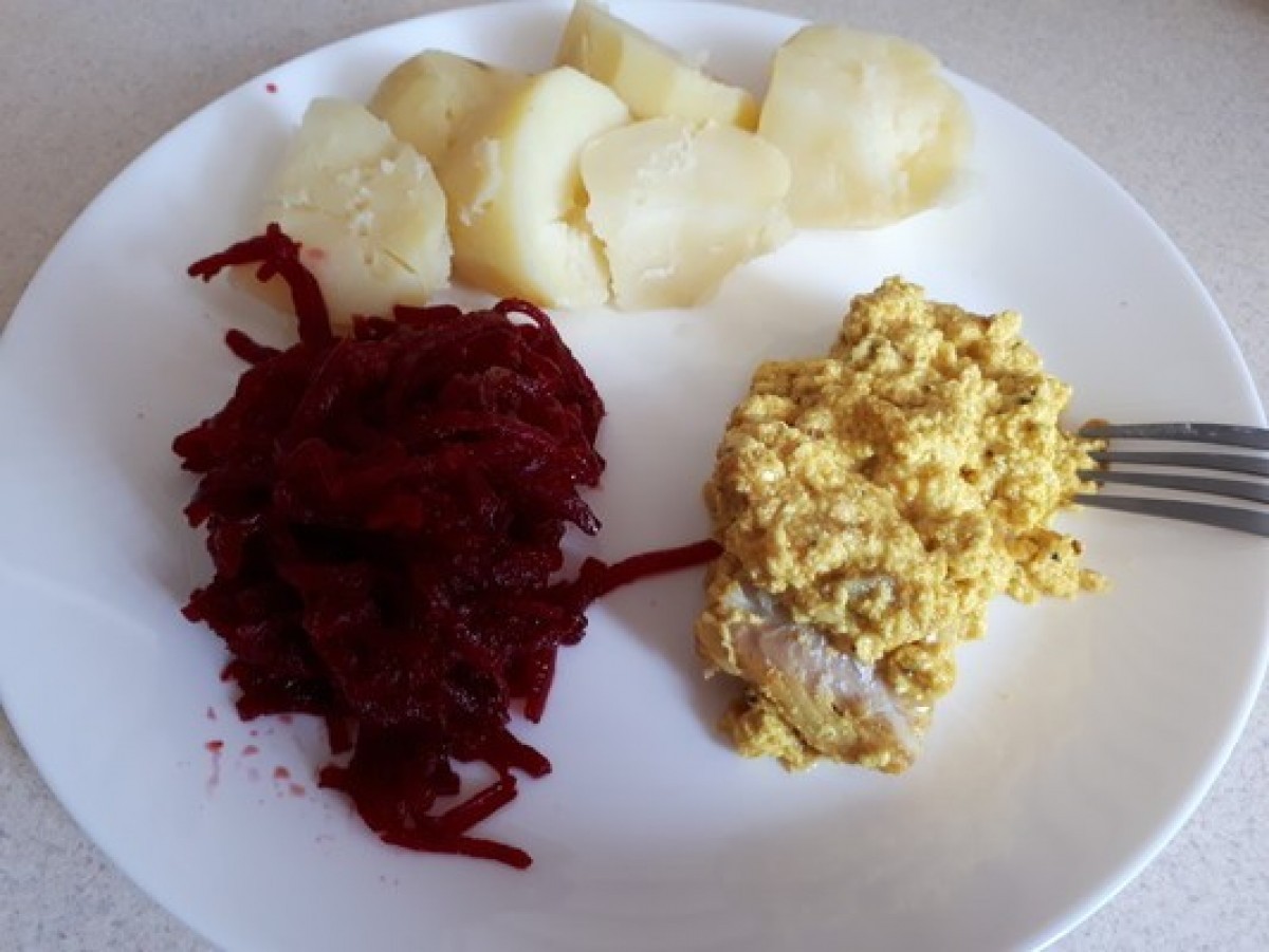 Przepis na Ryba w sosie z maślanki z ziemniakami i mrożonymi warzywami