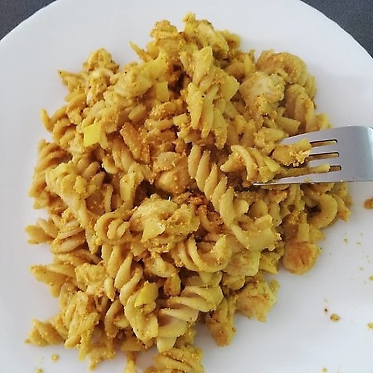 Przepis na Makaron z kurczakiem i skórką cytryny