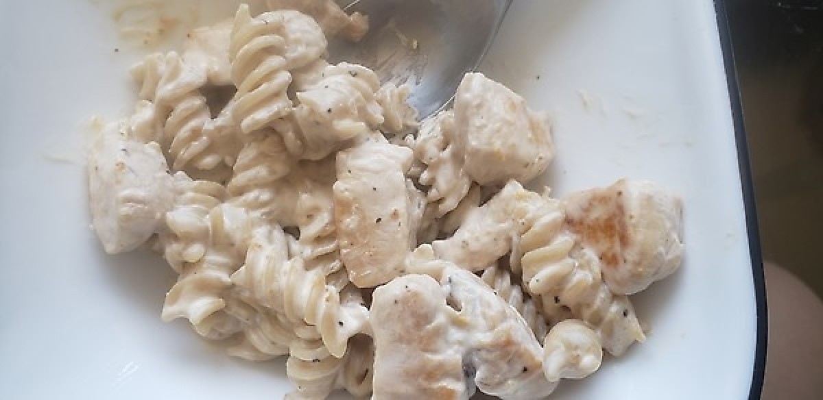 Przepis na Makaron z kurczakiem i skórką cytryny