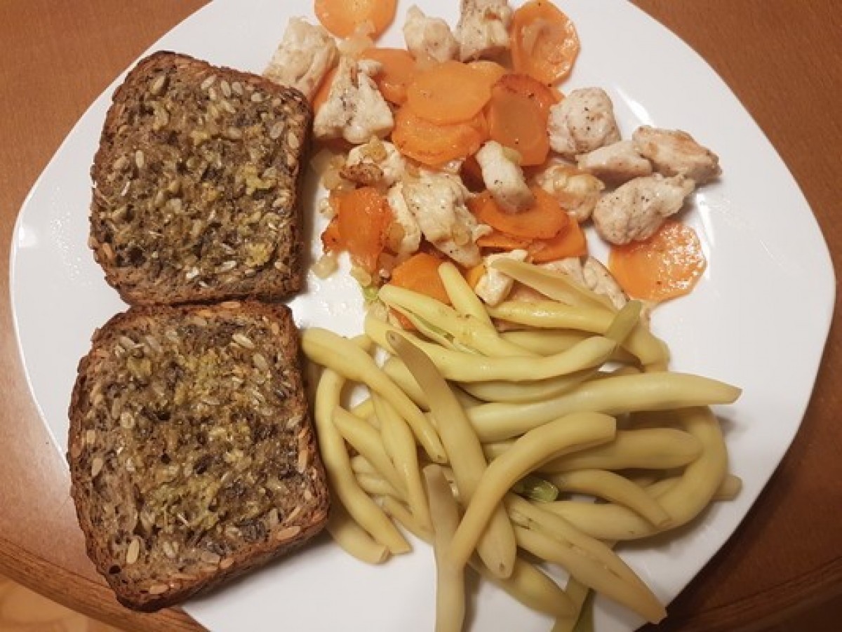 Przepis na Gulasz z kurczaka z fasolką, marchewką i grzankami