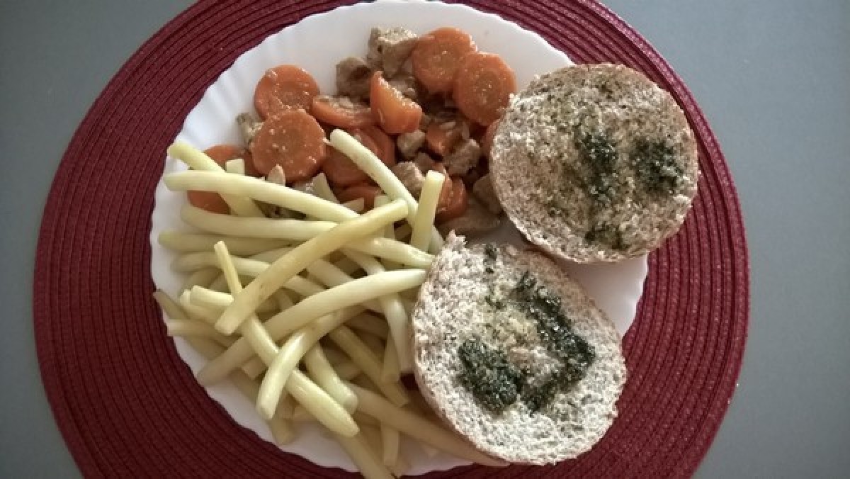 Przepis na Gulasz z kurczaka z fasolką, marchewką i grzankami