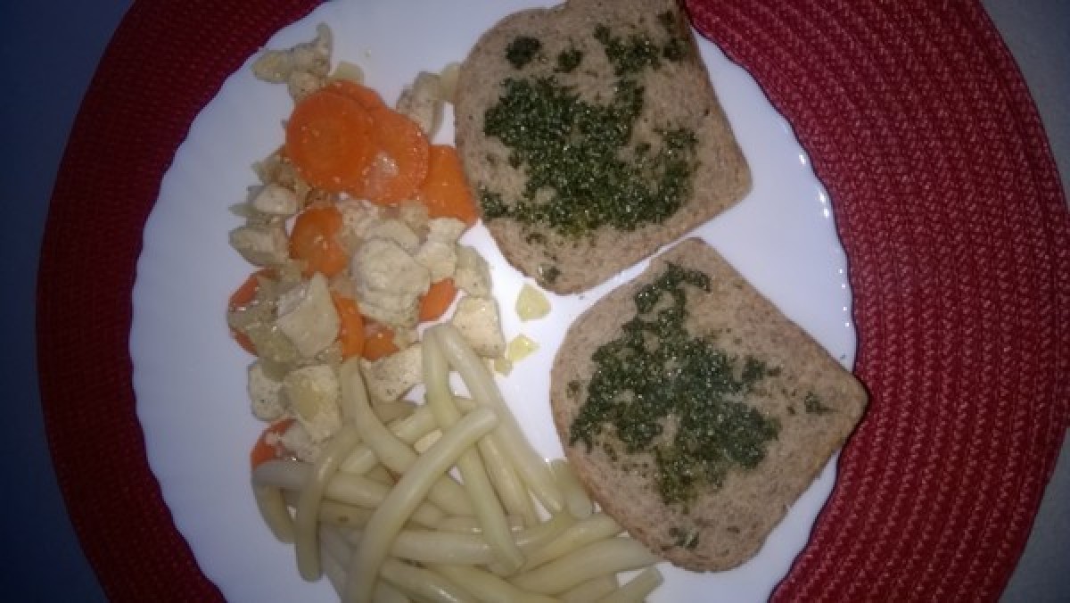 Przepis na Gulasz z kurczaka z fasolką, marchewką i grzankami