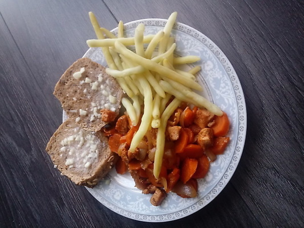 Przepis na Gulasz z kurczaka z fasolką, marchewką i grzankami