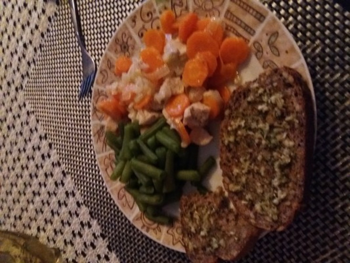 Przepis na Gulasz z kurczaka z fasolką, marchewką i grzankami