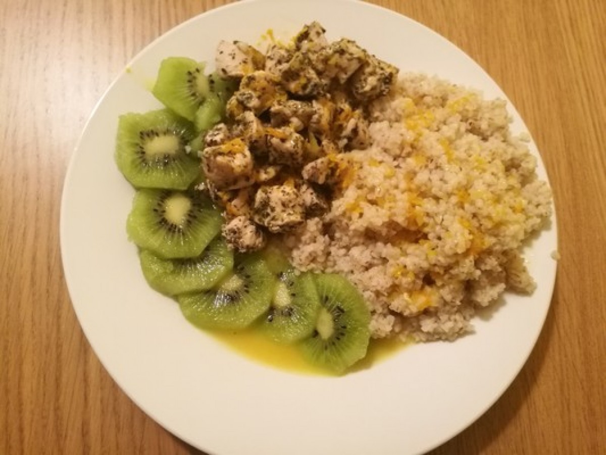 Przepis na Pierś kurczaka z kiwi i sokiem z pomarańczowym z kaszą