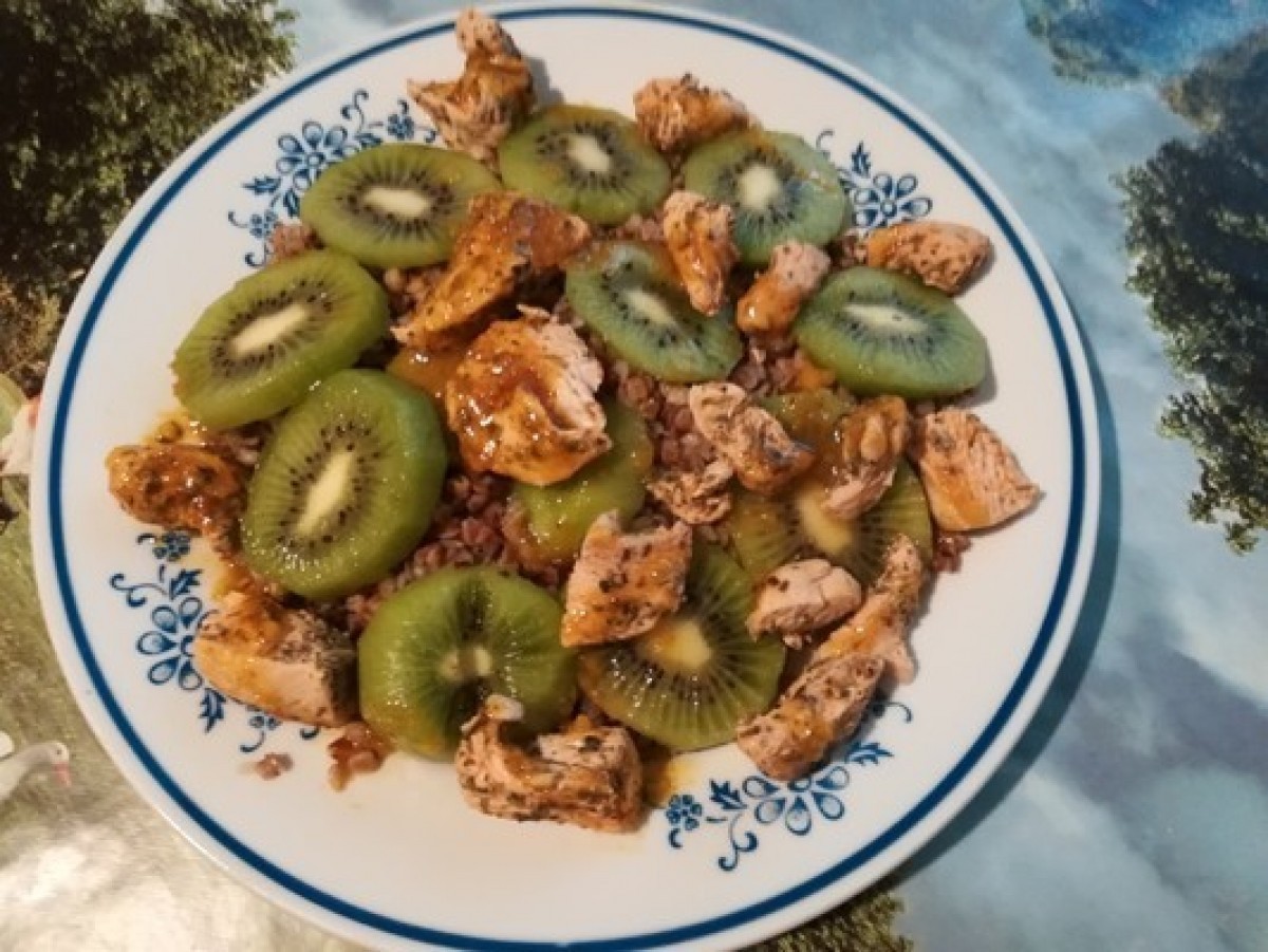Przepis na Pierś kurczaka z kiwi i sokiem z pomarańczowym z kaszą