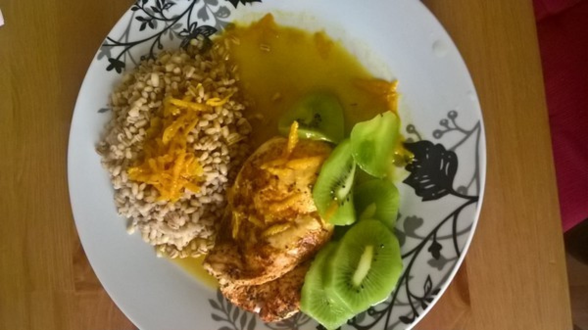 Przepis na Pierś kurczaka z kiwi i sokiem z pomarańczowym z kaszą