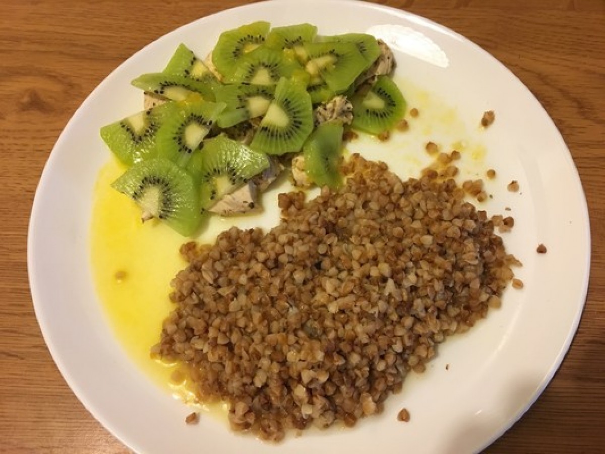 Przepis na Pierś kurczaka z kiwi i sokiem z pomarańczowym z kaszą