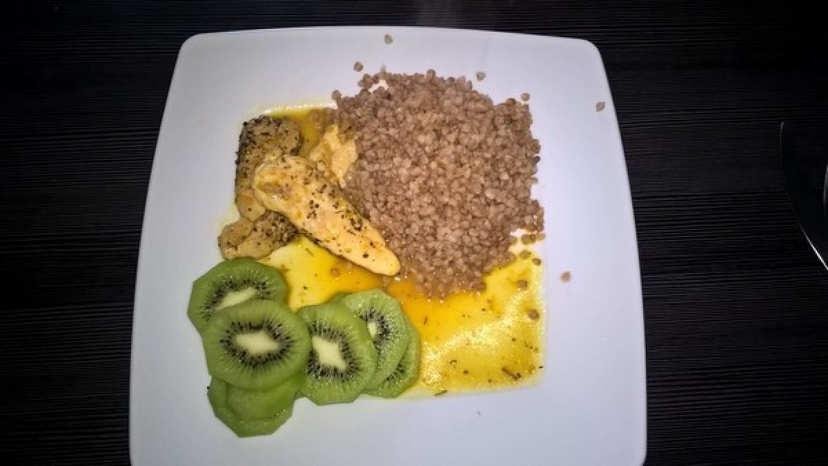 Przepis na Pierś kurczaka z kiwi i sokiem z pomarańczowym z kaszą