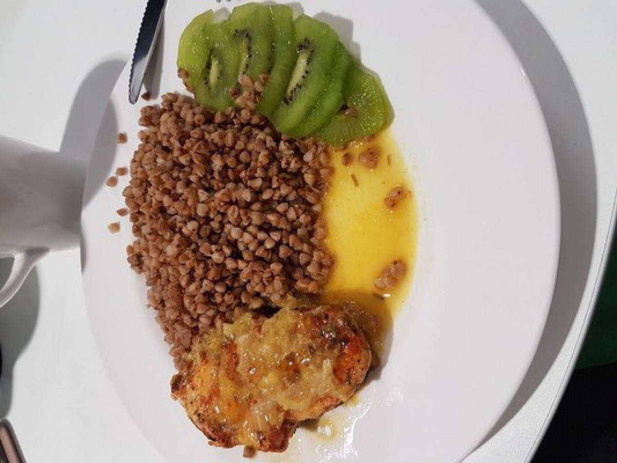 Przepis na Pierś kurczaka z kiwi i sokiem z pomarańczowym z kaszą