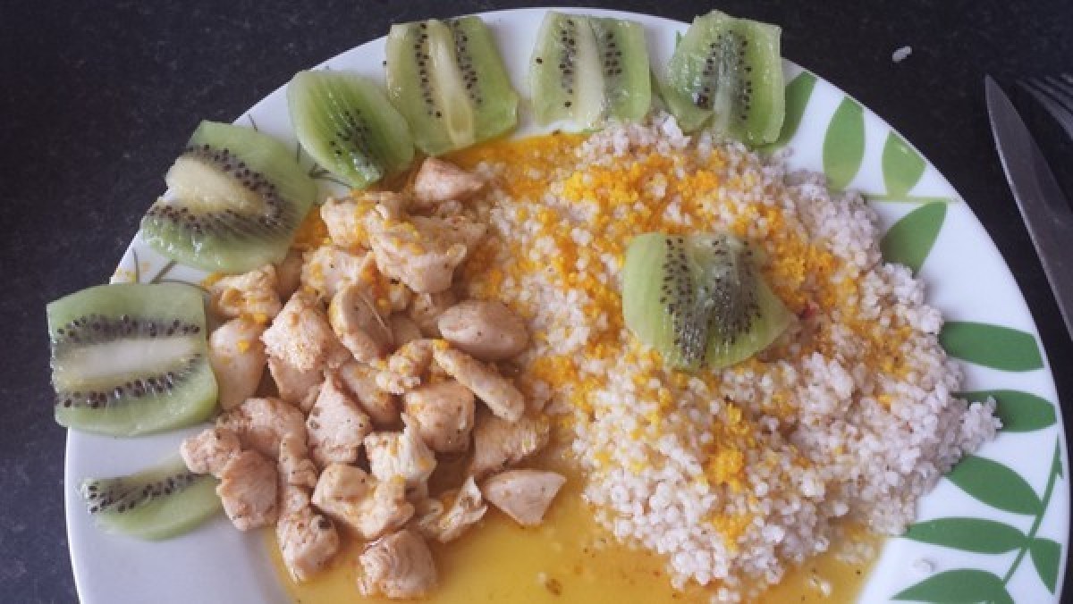 Przepis na Pierś kurczaka z kiwi i sokiem z pomarańczowym z kaszą