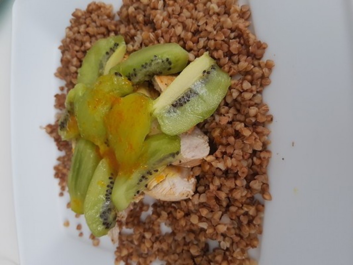 Przepis na Pierś kurczaka z kiwi i sokiem z pomarańczowym z kaszą