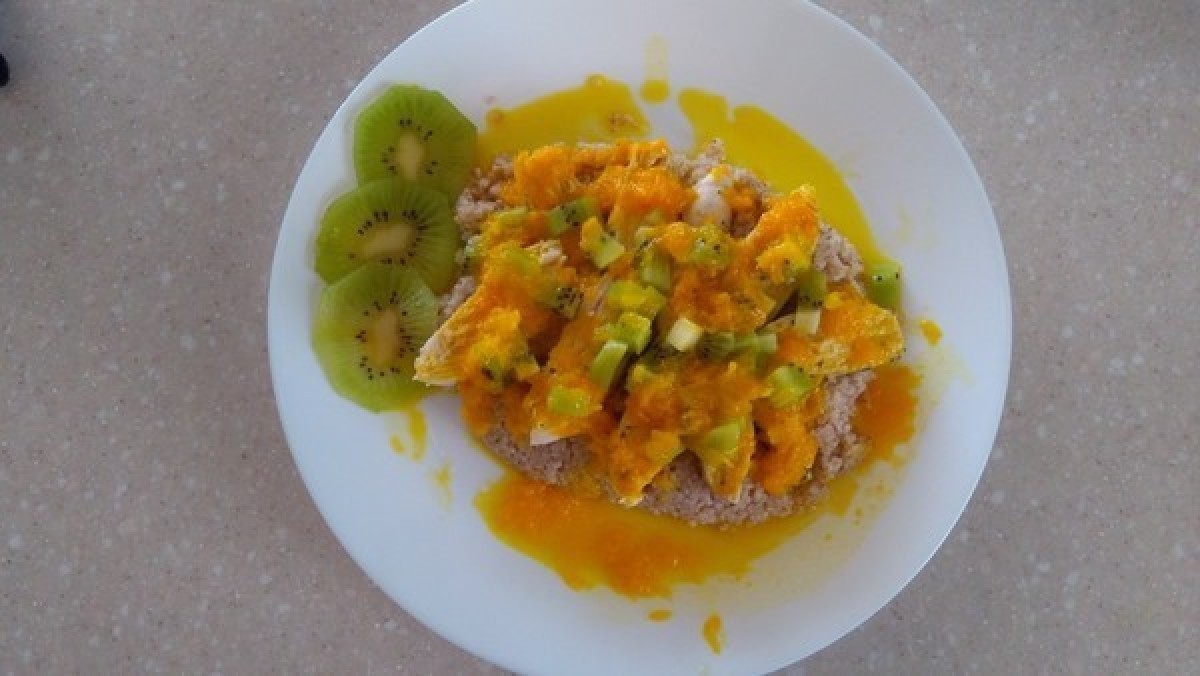 Przepis na Pierś kurczaka z kiwi i sokiem z pomarańczowym z kaszą