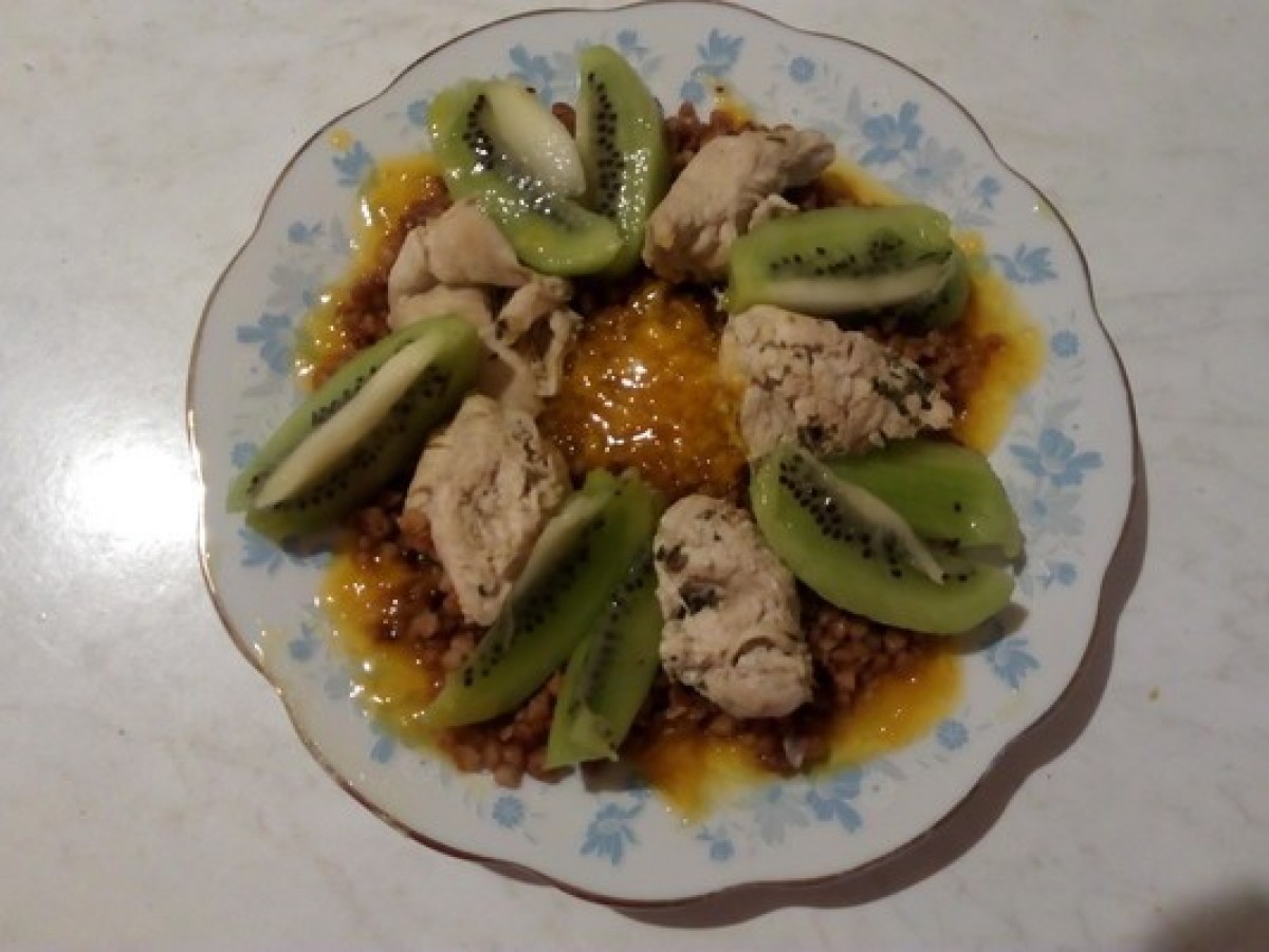 Przepis na Pierś kurczaka z kiwi i sokiem z pomarańczowym z kaszą